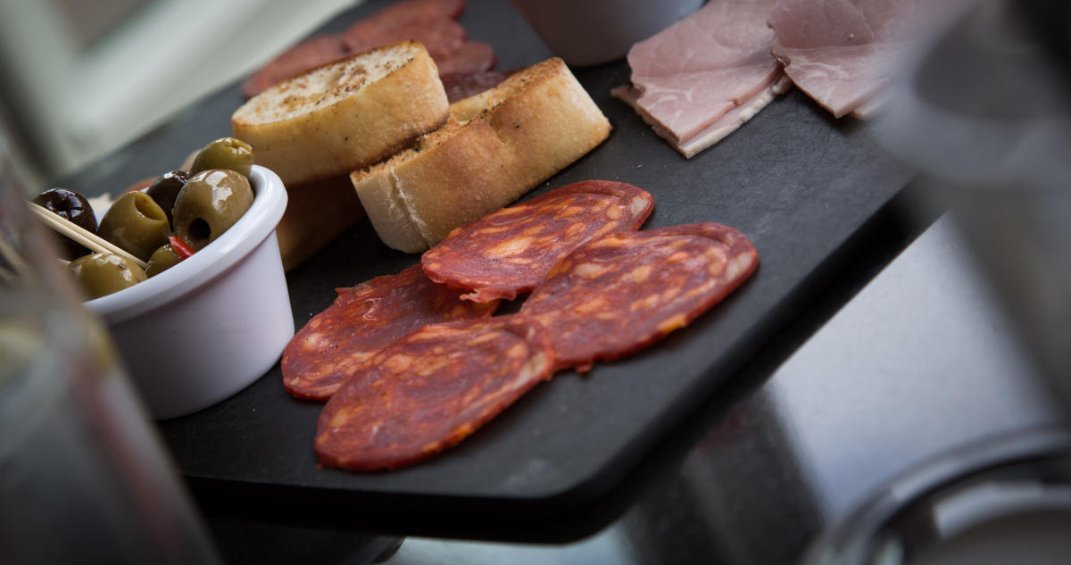 salami w ciąży na stole