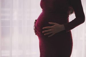 Ciąża a problemy z nietrzymaniem moczu – dlaczego się pojawiają i jak sobie z nimi radzić?